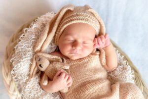 bébé qui dort avec un pyjama